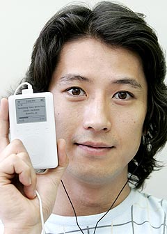 Den store trenden: 2004 ble iPodens store år. Foto: Koji Sasahara, AP Photo.