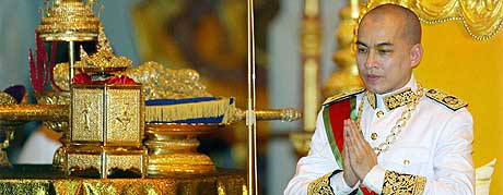KRONET FREDAG: Kambodsjas nye konge, Norodom Sihamoni, ble kronet fredag. (Foto: Jimin Lai/AFP)