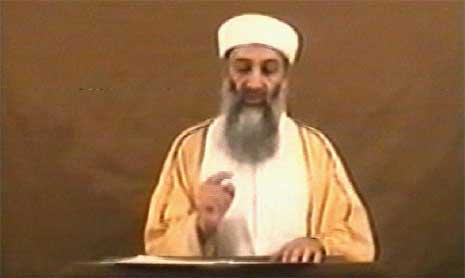 Slik framstod Osama bin Laden på videoen som vart vist på Al Jazeera. (Scanpix)