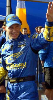 Petter Solberg vinker på service i Spania, Foto: AP/Bernat Armangue Petter Solberg vinker på service i Spania, Foto: AP/Bernat Armangue