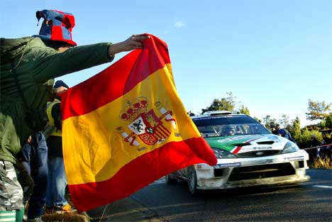 Markko Märtin blir heiet frem av lokale tilskuere, Rally Katalonia 2004, foto: Bernat Armangue/Scanpix Markko Märtin blir heiet frem av lokale tilskuere, Rally Katalonia 2004, foto: Bernat Armangue/Scanpix