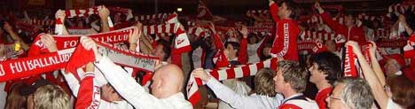 Elleville supportere på feiring. Og dette var feiringen for 10.plass.... ( Foto: Ask Ty Arctander ) Elleville supportere på feiring. Og dette var feiringen for 10.plass.... ( Foto: Ask Ty Arctander )