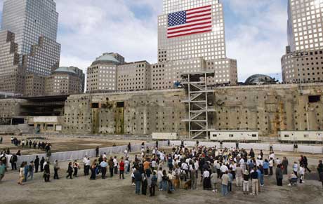 Ground Zero trekker fortsatt til seg skuelystne, tre år etter angrepene. (Foto: AFP/Scanpix)