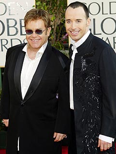 Elton John og kjæresten David Furnish vurderer å gifte seg. Foto: Kevork Djansezian, AP Photo.