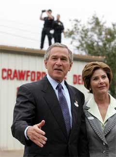 President George W. Bush og hans kone Laura etter at de har gitt sine stemmer i Crawford, Texas.(Foto:Scanpix) President George W. Bush og hans kone Laura etter at de har gitt sine stemmer i Crawford, Texas.(Foto:Scanpix)