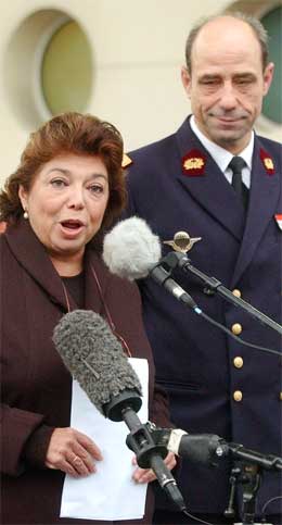 Leila Shahid saman med oberst Christian Estripeau, sjeflege ved militærsjukehuset der Arafat er innlagd. (Foto: AP/Scanpix)