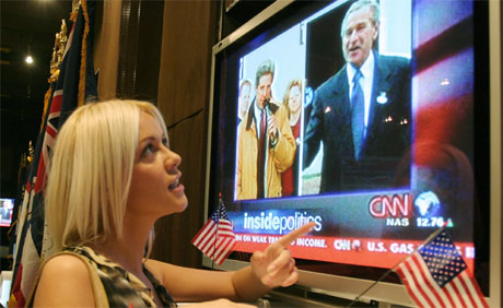 Presidentvalget i USA var en verdensbegivenhet. Her følger den bosniske operasangerinnen Tinka Milinovic TV-dekningen av valget. (Foto: AP/Scanpix) Presidentvalget i USA var en verdensbegivenhet. Her følger den bosniske operasangerinnen Tinka Milinovic TV-dekningen av valget. (Foto: AP/Scanpix)