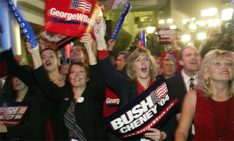 Bush-tilhengere følger spent med i opptellingen av stemmer i Florida. (Foto: Reuters/Scanpix)
