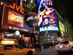 CNN sendte direkte fra Times Square i New York og folk kunne følge sendingen gjennom vinduene. (Foto: AFP/Scanpix)