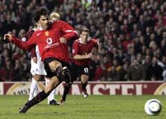 Ruud van Nistelrooy scorer sikkert fra ellevemeteren. (Foto: AP / SCANPIX) Ruud van Nistelrooy scorer sikkert fra ellevemeteren. (Foto: AP / SCANPIX)