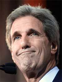 RØRT: John Kerry klarte ikke å skjule at han var rørt over støtten. Foto: AFP/Scanpix.