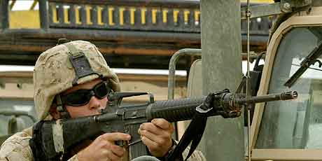 FALLUJA: Amerikansk soldat  med maskingevr. Foto: Eliana Aponte, Reuters