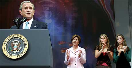 President George W. Bush holder sin seierstale 3. november i Ronald Regan-bygningen i Washington D.C. Hans kone og landets frstedame Laura Bush str sammen med dtrene Jenna og Barbara (foto: AFP/Scanpix).