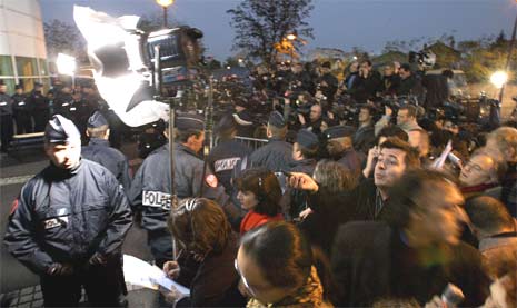 Journalister i hopetall utenfor det franske sykehuset i ettermiddag. (Foto: Reuters/Scanpix)