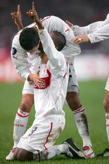 Stuttgart-spillerne feirer seieren over Benfica. (Foto: AP / SCANPIX)