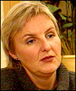 Kulturminister Valgerd Svarstad Haugland (KrF)sier hun trenger bedre evalueringsgrunnlag før hun godtar flere NRK-sammenslåinger. 