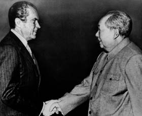 President Richard Nixon hilser på Mao Tse-Tung i kommunist-Kina i 1972. President Richard Nixon hilser på Mao Tse-Tung i kommunist-Kina i 1972.