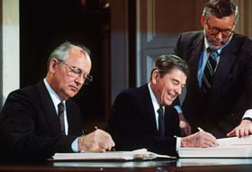 President Ronald Reagan (høyre) og Mikhail Gorbatsjov undertegner en omfattende nedrustningsavtale i Washington i 1987. (Foto: AFP) President Ronald Reagan (høyre) og Mikhail Gorbatsjov undertegner en omfattende nedrustningsavtale i Washington i 1987. (Foto: AFP)