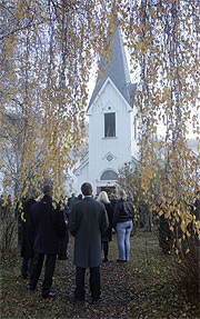 Mange var tilstede da Hedda Karterudseter ble gravlagt fra Flatdal Kirke fredag. Foto: Terje Bendiksby / SCANPIX 