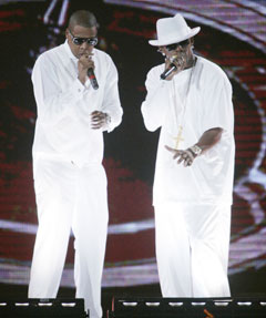 Jay-Z (t.v.) sammen med R. Kelly på scenen i Nasssau Coliseum i New York forrige uke. Nå reiser Jay-Z videre uten R. Kelly. Foto: Ed Betz, AP Photo.
