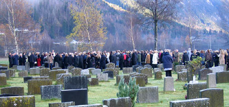 Det var mange unge mennesker som deltok i gravferden i Flatdal. (Foto: Per Solli, NRK)
