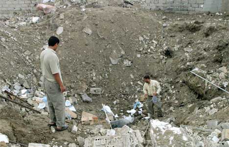 JEVNET TIL JORDEN: Irakere skuer p restene av et  sykehus, som er lagt i ruiner under nattens bombetokter. Foto: Reuters/Scanpix.