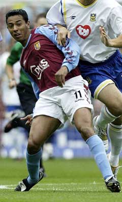 Nolberto Solano i Aston Villa-drakt (Foto: AP / SCANPIX)