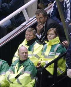 Graeme Souness ser kampen fra tribunen. (Foto: AP / SCANPIX) Graeme Souness ser kampen fra tribunen. (Foto: AP / SCANPIX)