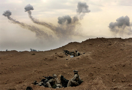 Amerikanske styrker gjr seg klar til kamp i utkanten av Falluja. (Foto: AP/Scanpix)