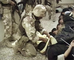 Amerikanske styrker stormet et sykehus i Falluja og tok flere på sykehuset til fange. (Foto: Reuters/Scanpix)