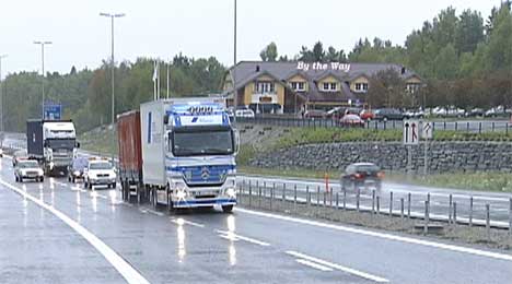Veien fra Akershus til Rygge sparte utbyggerne for 30 millioner kroner i forhold til budsjettet. Nå ønsker Statens Vegvesen å bruke disse pengene til å forsere resten av E6-utbyggingen. ( Foto: NRK )
