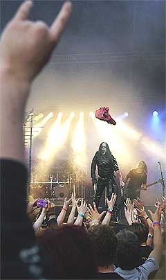 Mayhems vokalist Blasphemer kaster et grisehode ut til publikum på Quart 2001. Norsk Black Metal er noe av det nærmeste man kommer en musikkrevolusjon i nyere tid. Foto: Erlend Aas, Scanpix.