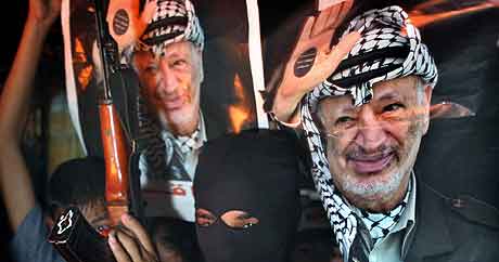 Palestinere i Gaza og på Vestbredden har gjennomført spontane demonstrasjoner for å vise sin støtte og medfølelse med Arafat. Foto: Khalil Hamra, AP)