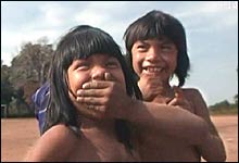 Glade indianerbarn i Amazonas (Foto: NRK)
