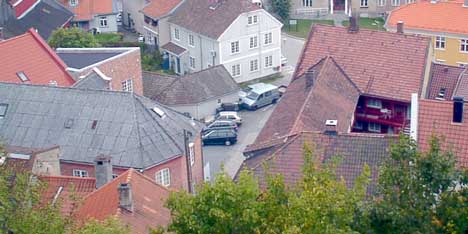 De gamle trehusene på sørsiden av byen ligger tett i tett. Lavendelstredet i nedre kant av bildet. Foto: Rainer Prang, NRK.