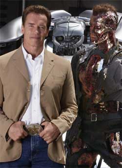 Arnold Schwarzenegger poserer sammen med en av robotene fra Terminator 3. (Foto: Scanpix / AP)