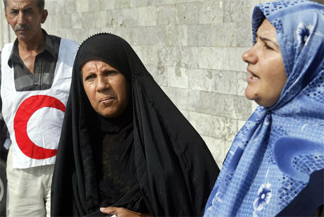 Røde halvmåne yter hjelp til to kvinner som har tatt seg ut av Falluja. (Foto: AFP/Scanpix)