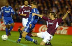 Ebbe Sand (i blått) er blant Schalke 04s kjente fotballspillere. (Foto: Ian Stewart/AFP) Ebbe Sand (i blått) er blant Schalke 04s kjente fotballspillere. (Foto: Ian Stewart/AFP)
