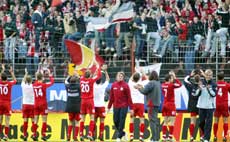 Mainz´ spillere jublet sammen med hjemmesupporterne etter å ha slått Werder Bremen 2-1 høsten 2004. (Foto: Michael Probst/AP)