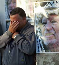 En palestiner i Ramallah i sorg etter å ha hørt om Arafats død torsdag. (Foto: Scanpix / AP)