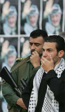 Palestinske sikkerhetsfolk i sorg over Yasir Arafats død. (Foto: Scanpix / AFP)