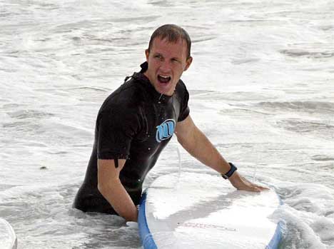 Under fjorårets rallyrunde i Australia prøvde Petter Solberg surfing på Perths Trigg Beach (Foto: SCANPIX/REUTERS/Bill Hatto ) 
