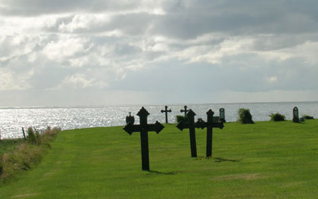 Gammel kirkegård ved havet. Foto: Wenche Lamo Hadland