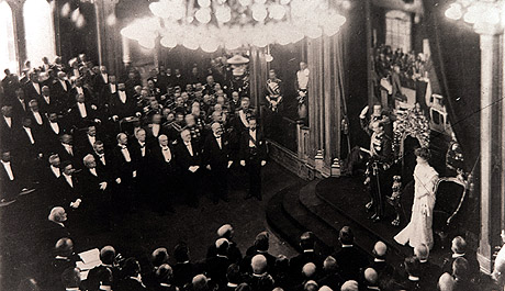 Kristiania 27. november 1905. Kong Haakon avlegger ed til Norges Storting med Dronning Maud ved sin side. Foto: SCANPIX / ARKIV
