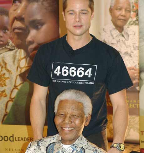 Brad Pitt sammen Nelson Mandela, Pitt skal hjelpe Nelson Mandela Foundation, og ble utnevnt abasassør 46664, som var Mandelas fensgselssnr. Foto: Scanpix