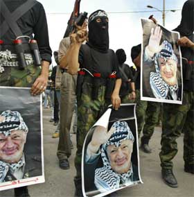 JIHAD: Soldater fra militante organisasjoner demonstrerte mot Israel i støtte til Arafat. (Foto: AFP PHOTO/MAHMUD HAMS ) JIHAD: Soldater fra militante organisasjoner demonstrerte mot Israel i støtte til Arafat. (Foto: AFP PHOTO/MAHMUD HAMS )