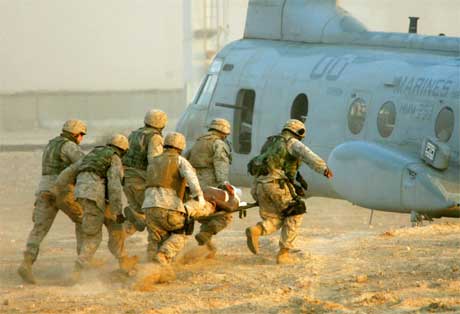 En sret amerikansk soldat bres om bord i et helikopter nr Falluja. (Foto: Reuters/Scanpix)