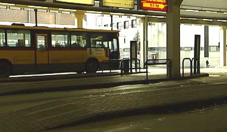 Jenta skal ha møtt de tre mennene her, på Fredrikstad busstasjon (Arkivfoto)