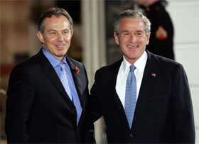 VENNER: Tony Blair er den første statslederen som besøker Bush etter valget. Samtalene skal dreie seg om Midtøsten. (Foto:Brendan Smialowski/Getty Images/AFP ) 