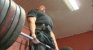 Frode Rui har holdt på med vektløfting i 15 år. «Sterk, blid og dopingfri», er mottoet hans. Målet er å klare å løfte tusen kilo i 2006. 
